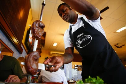 Porto Alegre, RS, Brasil - Especial aniversário de Porto Alegre. Imigrantes que se estabeleceram na cidade. Mirecien Arthur é haitiano e vive na capital há 9 anos. Hoje trabalha como garçom. Foto: Jonathan Heckler / Agencia RBS<!-- NICAID(15374925) -->