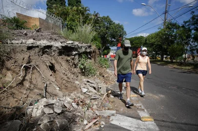 Porto Alegre, RS, Brasil, 29-12-2021: Área com risco de desabamento na Avenida Pereira Passos esquina com a Rua Goytacaz, na Vila Assunção. Na imagem, Miriam e Rogério Schwarzbach, 59 e 63 anos, casal de engenheiros moradores do bairro. (Foto: Mateus Bruxel / Agência RBS)Indexador: Mateus Bruxel<!-- NICAID(14978711) -->