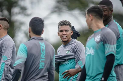 Treino do Juventude para confronto com o São Paulo, pela 16ª rodada do Brasileirão 2025. Na foto, o atacante Gabriel Veron.<!-- NICAID(16086326) -->