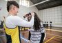 Porta-bandeira do Brasil nos Jogos Olímpicos de Paris entrega medalhas na escola em que estudou em Caxias