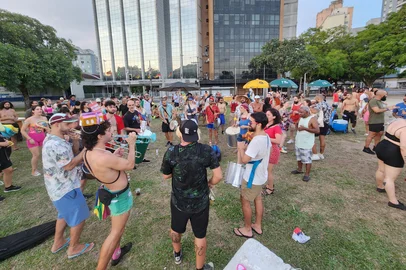 Mesmo com o calor de 35ºC e as ruas vazias pelo feriado de Carnaval, o Centro Histórico de Porto Alegre viu o desfile de um grupo de músicos, foliões e vendedores ambulantes. Era o Bloco do Entrevero, que se reuniu na Esquina Democrática na tarde deste domingo (2).Foto: Yulan/Divulgação<!-- NICAID(15987307) -->