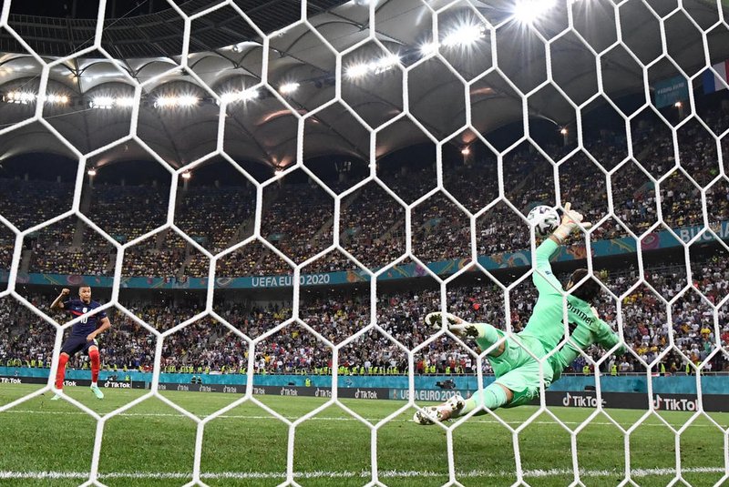 Switzerland's goalkeeper Yann Sommer (R) dives to save a penalty by France's forward Kylian Mbappe during the UEFA EURO 2020 round of 16 football match between France and Switzerland at the National Arena in Bucharest on June 28, 2021. (Photo by FRANCK FIFE / AFP)Editoria: SPOLocal: BucharestIndexador: FRANCK FIFESecao: soccerFonte: AFPFotógrafo: STF<!-- NICAID(14820333) -->