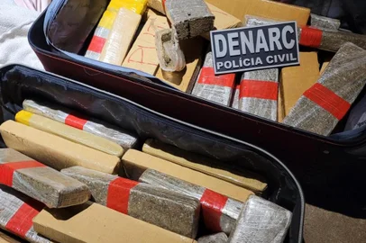 Polícia apreende 31 quilos de maconha que estava sendo realocada para evitar danos da enchente - Foto: DENARC/Divulgação<!-- NICAID(15764887) -->
