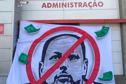 protesto da popular contra alessandro barcellos<!-- NICAID(16246031) -->