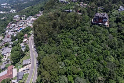 GRAMADO, RS, BRASIL, 22/11/2023. Drone: Áreas de deslizamento em Gramado. (Neimar De Cesero/Agência RBS)<!-- NICAID(15605635) -->