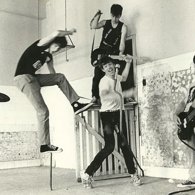Formação original com Carlos Gerbase (E) e Wander Wildner (no microfone), em 1987<!-- NICAID(15712459) -->