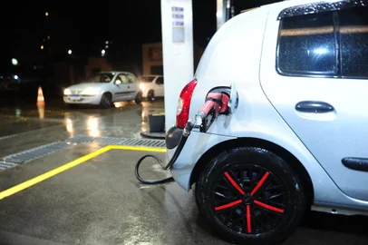 CAXIAS DO SUL, RS, BRASIL, 01/05/2024. Procura por combustível ocaziona filas em postos de gasolina. Na foto, posto Ramar na avenida São Leopoldo com a perimetral Sul. (Porthus Junior/Agência RBS)<!-- NICAID(15750601) -->