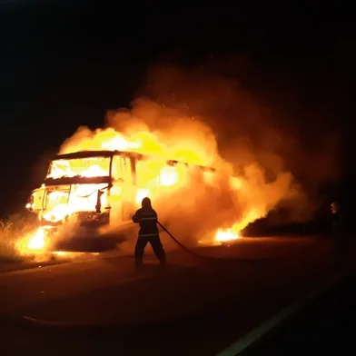 Ônibus de turismo pega fogo em Pantano Grande