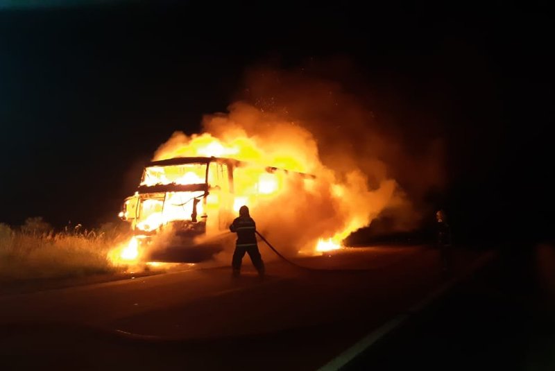 Ônibus de turismo pega fogo em Pantano Grande