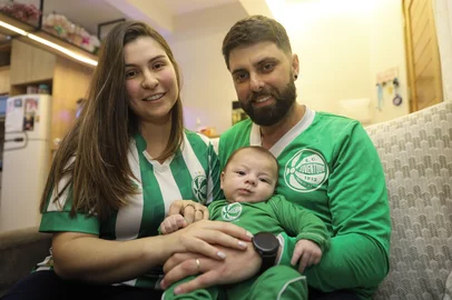CAXIAS DO SUL, RS, BRASIL. 04-09-2025. Camila Lima, Maurício Fraga, pais de Arthur Davi de Lima Fraga. Com apenas 4 meses, o pequeno torcedor do Juventude Arthur Davi retornou do hospital em São Paulo nesta semana após enfrentar uma cardiopatia rara (SHCE) e passou por duas cirurgias. Família tem dificuldades para pagar contas do hospital e cirurgia e pede auxilio.<!-- NICAID(16117797) -->