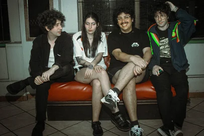 Vai rolar neste fíndi show com a banda Supervão. Formada em 2016 em São Leopoldo por Mario Arruda e Leonardo Serafini, desde o ano passado passaram a integrar a banda Olimpio Machado e Rafaela Both. O show da Supervão vai rolar neste sábado, no Reffugio, em Caxias. A casa abre às 19h.FOTO: Mario Arruda, Leonardo Serafini, Olimpio Machado e Rafaela Both.<!-- NICAID(16030980) -->