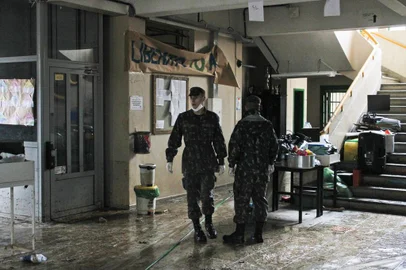 Exército começou ajudar na limpeza das escolas de Porto Alegre atingidas pela enchente. - Foto: Júlia Azevedo / SMED/Divulgação<!-- NICAID(15772610) -->
