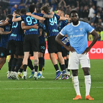 Inter players celebrate after winning the Italian Cup (Coppa Italia) final football match between Lazio Rome and Inter Milan at the Olympic stadium in Rome on May 13, 2026. (Photo by Alberto PIZZOLI / AFP)<!-- NICAID(16284686) -->