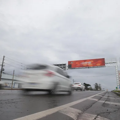 CAXIAS DO SUL, RS, BRASIL, 08/09/2025. A CSG começou a instalação de seis painéis de mensagens variáveis nas rodovias administradas pela concessionária. (Neimar De Cesero/Agência RBS)<!-- NICAID(16119514) -->