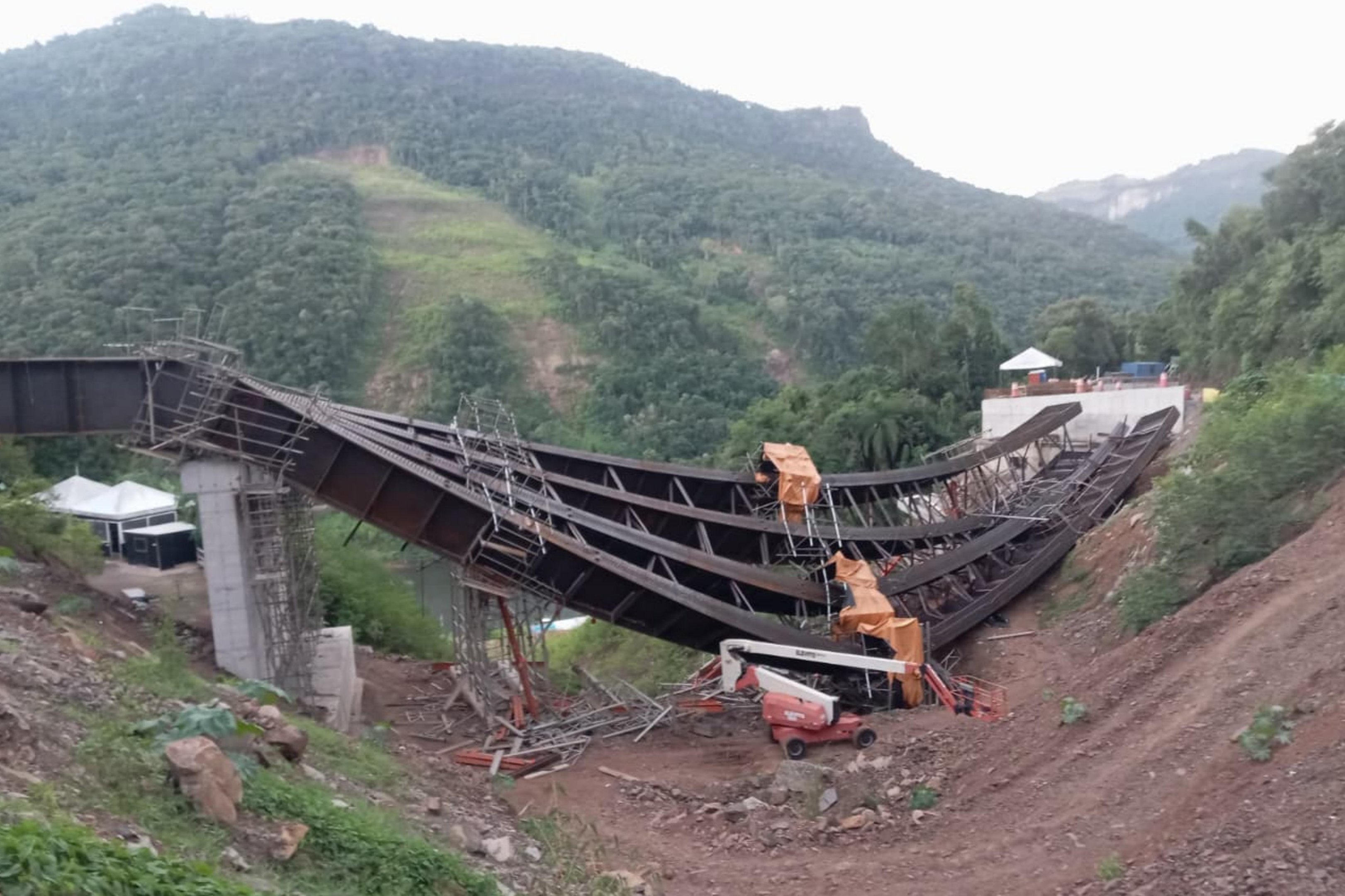 Viaduto em constru&ccedil;&atilde;o desaba na BR-470, entre Bento Gon&ccedil;alves e Veran&oacute;polis