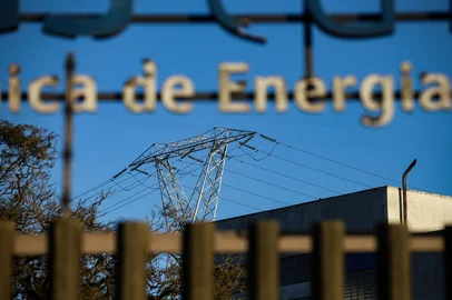 Apagão deixa mais de 10 mil clientes sem energia elétrica em Porto Alegre.  O problema foi na Subestação 9, que ocasionou falta de energia nos bairros Humaita, Farrapos, São Geraldo, e nas proximidades do aeroporto.<!-- NICAID(15850295) -->