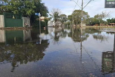 Porto Alegre, RS, Brasil, 02-07-2025: Alagamentos no bairro Guarujá têm causado transtornos para moradores da região durante essa semana. Desde domingo (29), um trecho de cerca de 300 metros na Avenida Guaíba está com uma lâmina d’água que dificulta a passagem de veículos. Foto: Thaynan Schroeder.<!-- NICAID(16071682) -->