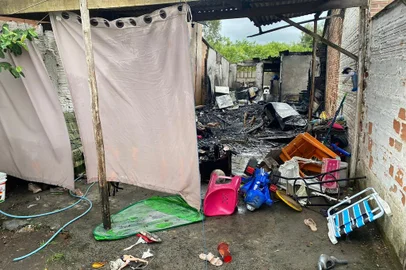 Um incêndio destruiu uma residência na Rua Jota Benk, no bairro Hípica, na zona sul de Porto Alegre, neste sábado (4)<!-- NICAID(15340313) -->