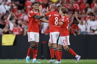 Benfica's Norwegian midfielder #08 Fredrik Aursnes (C) celebrates with teammates after scoring their first goal during the UEFA Champions League 3rd round second leg football match between SL Benfica and OGC Nice at the Luz stadium in Lisbon on August 12, 2025. (Photo by FILIPE AMORIM / AFP)<!-- NICAID(16100474) -->