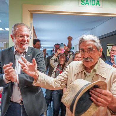 Ex-governador Olívio Dutra e ex-vice-governador Miguel Rossetto celebram aniversário de 25 anos da vitória nas eleições de 1998.<!-- NICAID(15579321) -->