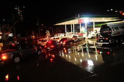 CAXIAS DO SUL, RS, BRASIL, 01/05/2024. Procura por combustível ocaziona filas em postos de gasolina. Na foto posto Sym da avenida São Leopoldo com a Sarmento Leite. (Porthus Junior/Agência RBS)<!-- NICAID(15750592) -->