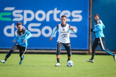 RS - FUTEBOL/ TREINO GREMIO 2023 - ESPORTES - Jogadores do Gremio realizam treino tÃ©cnico durante a manha desta terca-feira, no CT Luiz Carvalho, na preparaÃ§Ã£o para a partida valida pelo Campeonato Brasileiro 2023. FOTO: LUCAS UEBEL/GREMIO FBPA<!-- NICAID(15485839) -->