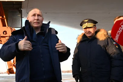 In this pool photograph distributed by Russian state agency Sputnik, Russia's President Vladimir Putin meets journalists after flying in a Tupolev Tu-160M strategic bomber in Kazan on February 22, 2024. (Photo by Dmitry AZAROV / POOL / AFP)Editoria: POLLocal: KazanIndexador: DMITRY AZAROVSecao: armed ForcesFonte: POOLFotógrafo: STR<!-- NICAID(15686649) -->