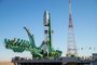 A madrugada de sábado (20) será mais um marco para a Universidade Federal de Santa Maria (UFSM) na área de ciência e tecnologia voltada para pesquisas espaciais. Às 3h07min, será lançado no Cosmódromo de Baikonur, no Cazaquistão, a partir do foguete russo Soyuz-2, o segundo nanossatélite brasileiro, o NanoSatC-Br2.O objeto tem o formato de um paralelepípedo, com 22cm de comprimento, 10cm de largura e 10cm de altura. Ele pesa apenas 1,7kg e foi desenvolvido por pesquisadores da UFSM em parceria com a Agência Espacial Brasileira (AEB) e o Instituto Nacional de Pesquisas Espaciais (Inpe), instituições ligadas ao Ministério da Ciência, Tecnologia e Inovação.O nanossatélite vai ser lançado na chamada órbita baixa terrestre, a cerca de 600km da superfície do planeta. O objetivo é estudar e monitorar, em tempo real, distúrbios observados na magnetosfera, a intensidade do campo geomagnético e a precipitação de partículas energéticas sobre o território brasileiro.<!-- NICAID(14738946) -->