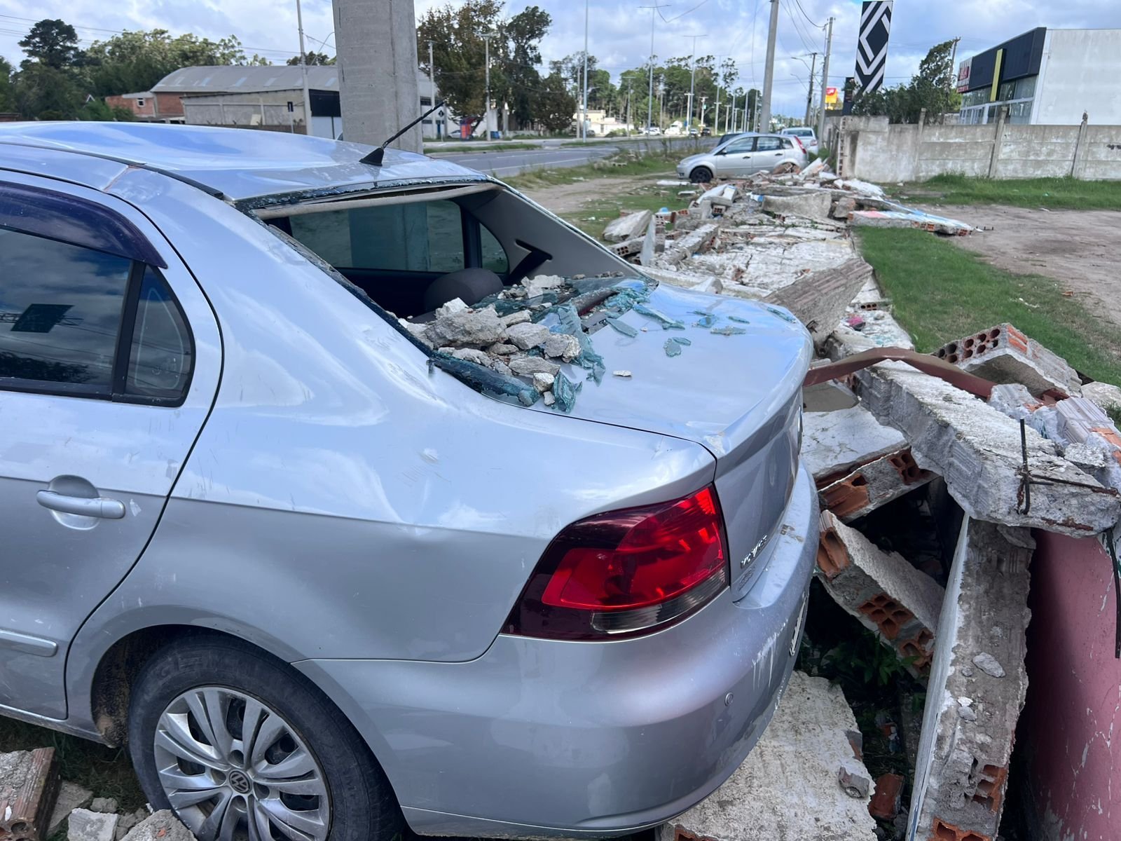 Muro cai e atinge carros em garagem de empresa de &ocirc;nibus em Rio Grande