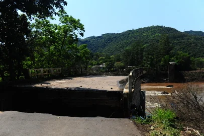 SÃO VALENTIM DO SUL, RS, BRASIL, 20/09/2023. Notícias falsas espalham que enchentes no Vale Taquari teriam ganhado força por conta das três usinas da Companhia Energética Rio das Antas (Ceran). Reportagem passa pelas usinas para desmentir notícia falsa e verificar o funcionamento das hidrelétricas. Na foto, local onde ficava a ponte de Santa Bárbara, que liga São Valentim do Sul com Bento Gonçalves no Km 15 da RS-431. A ponte foi levada pela enchente de 04/09. (Porthus Junior/Agência RBS)<!-- NICAID(15547001) -->