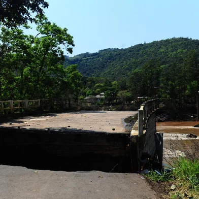SÃO VALENTIM DO SUL, RS, BRASIL, 20/09/2023. Notícias falsas espalham que enchentes no Vale Taquari teriam ganhado força por conta das três usinas da Companhia Energética Rio das Antas (Ceran). Reportagem passa pelas usinas para desmentir notícia falsa e verificar o funcionamento das hidrelétricas. Na foto, local onde ficava a ponte de Santa Bárbara, que liga São Valentim do Sul com Bento Gonçalves no Km 15 da RS-431. A ponte foi levada pela enchente de 04/09. (Porthus Junior/Agência RBS)<!-- NICAID(15547001) -->