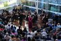 CAXIAS DO SUL, RS, BRASIL, 29/10/2023. O Shopping Bourbon San Pellegrino, em Caxias do Sul, recebeu neste domingo uma edição do Concertos Comunitários Zaffari. Sob regência do maestro caxiense Evandro Matté, a orquestra apresentou repertório dedicado a clássicos do cinema. O concerto contou com os solistas Pedro Coppeti e Débora Neto. (Porthus Junior/Agência RBS)<!-- NICAID(15582798) -->