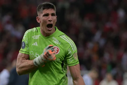 Internacional's Uruguayan goalkeeper Sergio Rochet celebrates after scoring the last shot to defeat River Plate 9-8 in the penalty shoot-out of the Copa Libertadores round of 16 second leg football match between Brazil's Internacional and Argentina's River Plate at the Beira-Rio stadium in Porto Alegre, Brazil, on August 8, 2023. (Photo by NELSON ALMEIDA / AFP)<!-- NICAID(15528976) -->