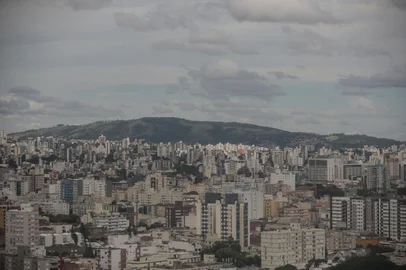 PORTO ALEGRE, RS, BRASIL - 2019.01.16 - Vista de cima da cidade de Porto Alegre, com bairros e prédios. Foto para ilustrar matérias sobre valores médios de IPTU da cidade. (Foto: ANDRÉ ÁVILA/ Agência RBS)Indexador: Andre Avila<!-- NICAID(13918546) -->