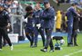 Willian, do Grêmio, sente dores e deixa jogo contra o Vitória ainda no primeiro tempo