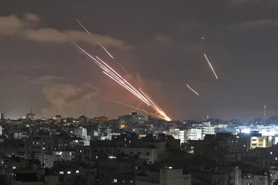 Rockets are launched towards Israel from Gaza City, controlled by the Palestinian Hamas movement, on May 12, 2021, amid the most intense Israeli-Palestinian hostilities in seven years. (Photo by MAHMUD HAMS / AFP)Editoria: WARLocal: Gaza CityIndexador: MAHMUD HAMSSecao: conflict (general)Fonte: AFPFotógrafo: STF<!-- NICAID(14781787) -->