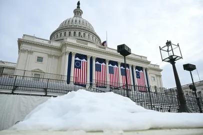 Neve acumulada na Frente Oeste do edifício do Capitólio dos EUA, onde tradicionalmente acontece a posse presidencial, em 17 de janeiro de 2025, em Washington, DC. O presidente eleito dos EUA, Donald Trump, disse em 17 de janeiro de 2025 que sua posse como presidente dos EUA em 20 de janeiro será transferida para um ambiente fechado devido ao clima frio esperado. Trump disse que fará seu discurso inaugural na Rotunda do Capitólio dos EUA. (Photo by PEDRO UGARTE / AFP)<!-- NICAID(15955838) -->