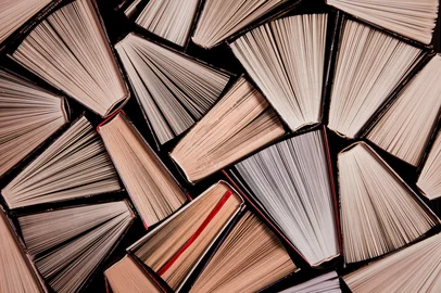 Many old books in a book shop or library. Shallow DOFLivros, leitura. Foto: Nataliia / stock.adobe.comIndexador: YankovetsFonte: 339623215<!-- NICAID(15908834) -->