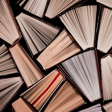 Many old books in a book shop or library. Shallow DOFLivros, leitura. Foto: Nataliia / stock.adobe.comIndexador: YankovetsFonte: 339623215<!-- NICAID(15908834) -->