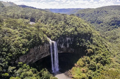 CANELA, RS, BRASIL, 12/12/2023. Parque do Caracol, em Canela, completa um ano sob a gestão da iniciativa privada. Investimentos incluem reforço na sinalização, atrativos para lazer, parque infantil, entre outros. (Neimar De Cesero/Agência RBS)Indexador: NEIMAR DE CESERO<!-- NICAID(15624754) -->