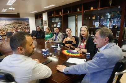 A tarde desta segunda-feira (21) marcou a sanção da lei que cria o Dossiê da Violência contra a População LGBTQIA+ em Caxias do Sul. O prefeito Adiló Didomenico deu assinatura oficial à proposta de autoria do vereador Lucas Caregnato, no Salão Nobre do Centro Administrativo Municipal.O texto, aprovado anteriormente pela Câmara de Vereadores, prevê a realização de levantamentos estatísticos periódicos sobre as pessoas lésbicas, gays, bissexuais, travestis, transexuais, transgêneros, queer, intersexo, assexual e demais orientações sexuais e identidades de gênero vítimas de violência, atendidas ou não pelas políticas públicas municipais.De acordo com a nova lei, serão tabulados e analisados todos os dados que se refiram à violência física, sexual, psicológica, moral ou patrimonial contra o público LGBTQIA+.<!-- NICAID(15517557) -->