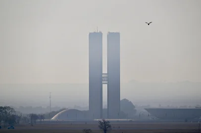 The National Congress building in Brasilia is partially covered by smoke from the fire affecting the Brasilia National Park on September 16, 2024. Brazilian firefighters were battling a blaze Sunday in Brasilia National Park, a nature reserve located just outside the capital. The blaze is the biggest Brasilia has seen this year, as the city hits 145 days without rain. (Photo by EVARISTO SA / AFP)Editoria: ENVLocal: BrasíliaIndexador: EVARISTO SASecao: fireFonte: AFPFotógrafo: STF<!-- NICAID(15867695) -->