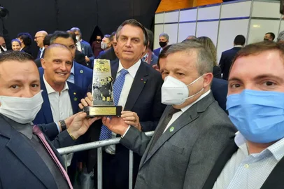 Câmara entrega Prêmio Caxias do Sul ao presidente Jair Bolsonaro<!-- NICAID(14830492) -->