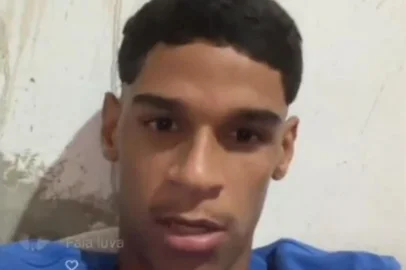 Iran Ferreira, 20 anos, conhecido como Luva de Pedreiro, é um influenciador digital brasileiro da área futebolística.<!-- NICAID(15128114) -->