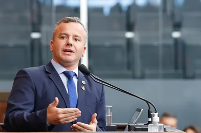 PORTO ALEGRE - RS - BRASIL - 10/07/2025: No Grande Expediente, o deputado Tiago Cadó (PDT) presta homenagem aos funcionarios terceirizados da ALRS. Plenario 20 de Setembro. Foto: Fernando Gomes / ALRS.<!-- NICAID(16121868) -->