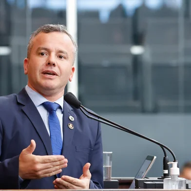 PORTO ALEGRE - RS - BRASIL - 10/07/2025: No Grande Expediente, o deputado Tiago Cadó (PDT) presta homenagem aos funcionarios terceirizados da ALRS. Plenario 20 de Setembro. Foto: Fernando Gomes / ALRS.<!-- NICAID(16121868) -->