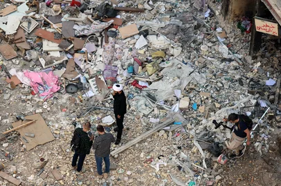 An Iranian cleric (C) speaks to the media in front of a residential building hit by US-Israel airstrikes days before a two-week ceasefire between Iran and the United States took effect, at the Shahid Broujerdi residential complex in southern Tehran on April 14, 2026. Pakistan was working to bring Iran and the United States together for a second round of talks, senior Pakistani sources told AFP on April 14, with one noting efforts to secure an extended ceasefire to allow for diplomacy. Washington and Tehran held historic face-to-face talks in Islamabad over the weekend, but failed to reach an immediate agreement on ending the war in the Middle East. (Photo by AFP) / <!-- NICAID(16265507) -->