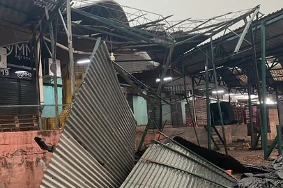 Complexo da Ceasa é destruído pelo vendaval em Porto Alegre<!-- NICAID(16007227) -->