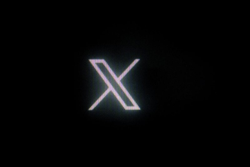 The new Twitter logo rebranded as X, is pictured in Paris on July 24, 2023. Twitter launched its new logo on July 24, 2023, replacing the blue bird with a white X on a black background as the Elon Musk-owned company moves toward rebranding as X. Founded in 2006, Twitter takes its name from the sound of birds chattering, and it has used avian branding since its early days, when the company bought a stock symbol of a light blue bird for $15, according to the design website Creative Bloq. (Photo by ALAIN JOCARD / AFP)Editoria: ACELocal: ParisIndexador: ALAIN JOCARDSecao: mass mediaFonte: AFPFotógrafo: STF<!-- NICAID(15490596) -->