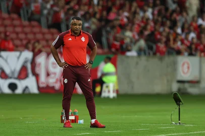 Porto Alegre, RS, Brasil, 29/09/2024 - SC Internacional vs EC Vitória pelo Campeonato Brasileiro 2024 no Estádio Beira-Rio, em Porto Alegre - Técnico, Roger Machado. Foto: Jefferson Botega/Agência RBSIndexador: jeff botega<!-- NICAID(15879002) -->